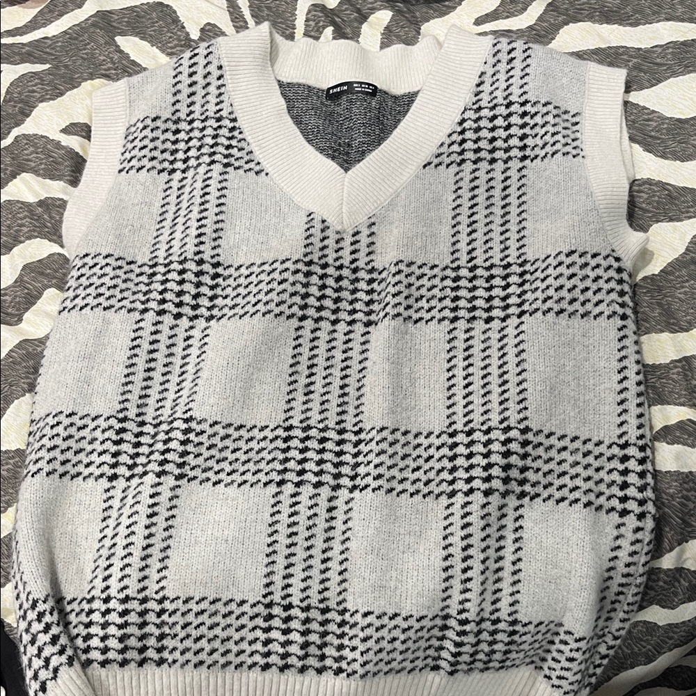 SHEIN Monochrome Knit Sweater Vest